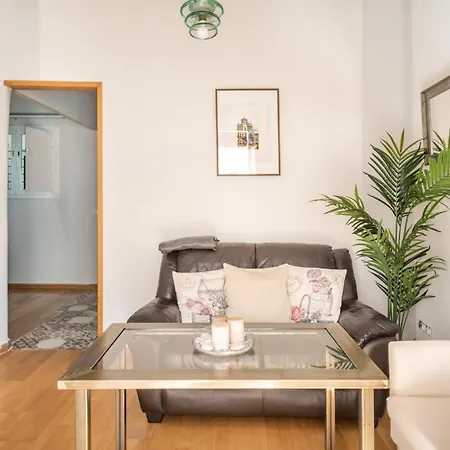 아파트 Beautiful And Bright- 1bd 1bth- Center